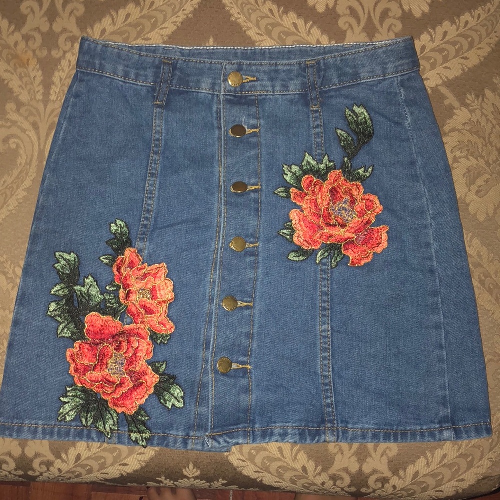 Flower embroidered skirt
